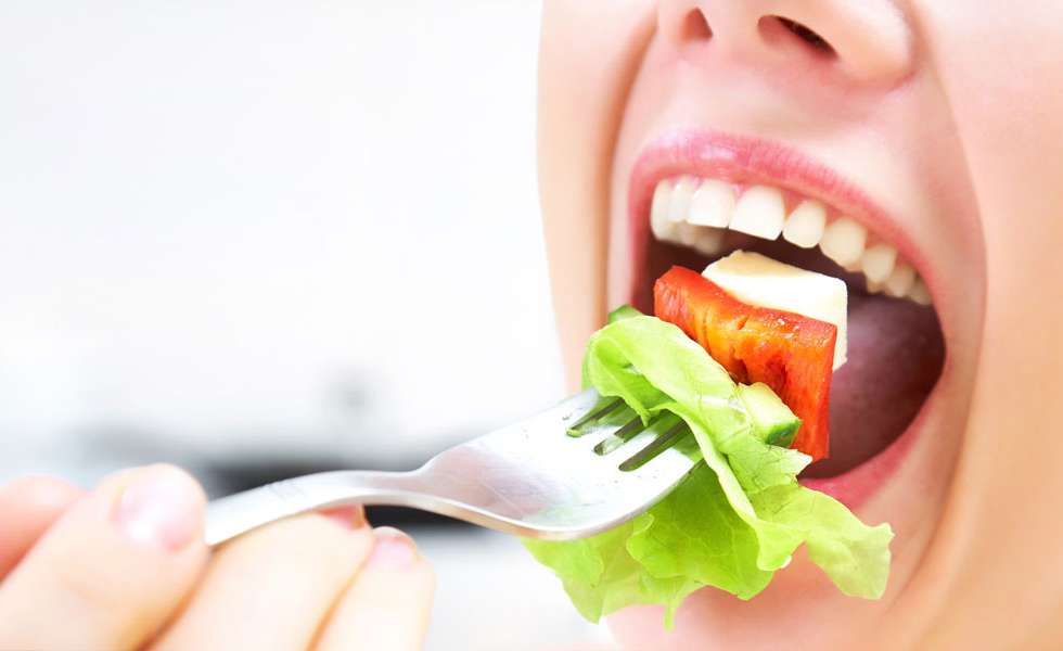 دور-الأسنان-السليمة-في-الأكل-والمضغ