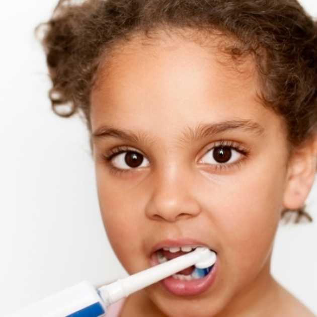 تنظيف أسنان الأطفال عمر 6 سنوات