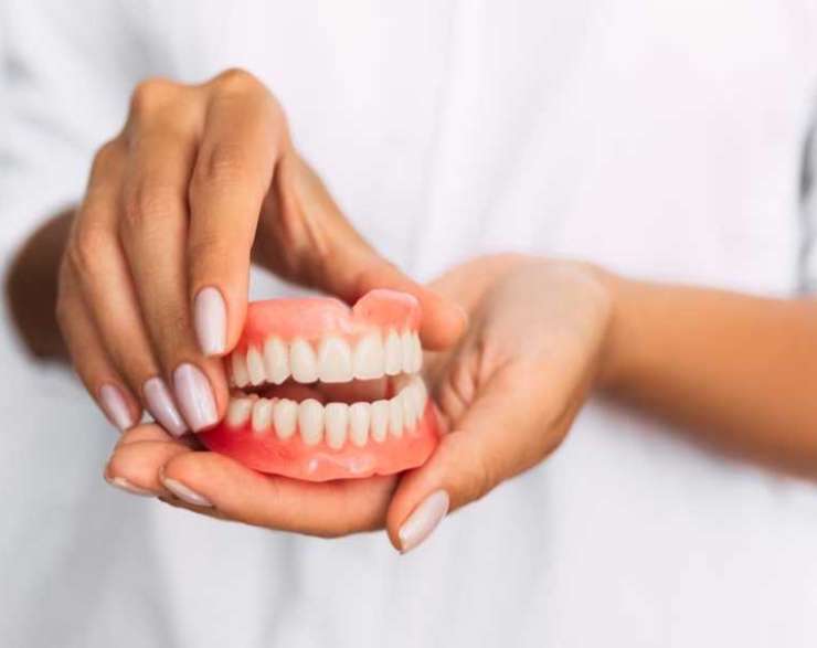 فوائد تركيب طقم اسنان متحرك و6 نصائح هامة